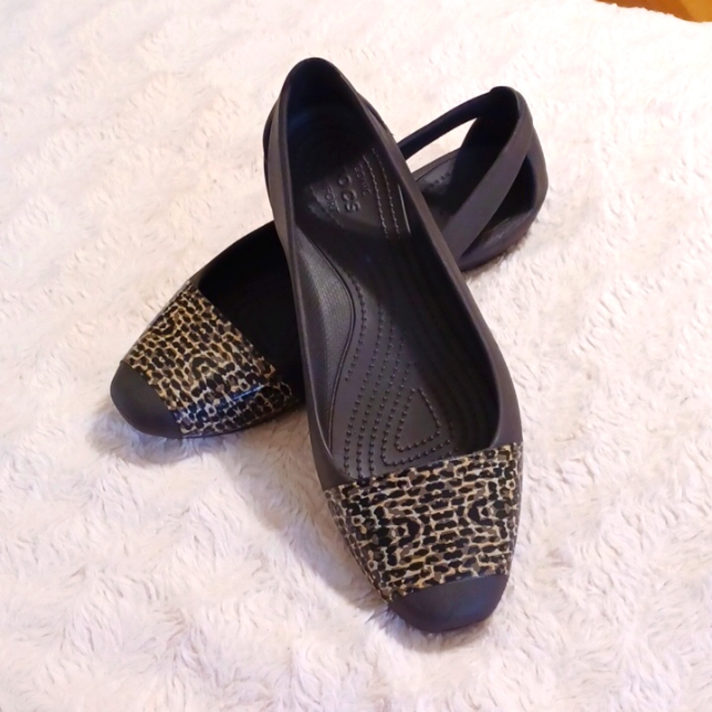 NWOT dressy Crocs, sz 9W, brown with a lizard type design on the front.